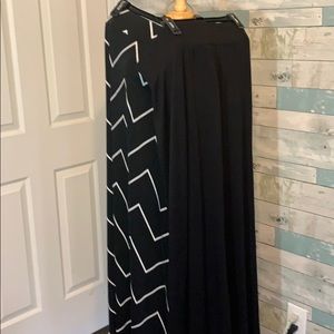 2xl maxi skirt bundle 1 black & 1 b/w Chevron